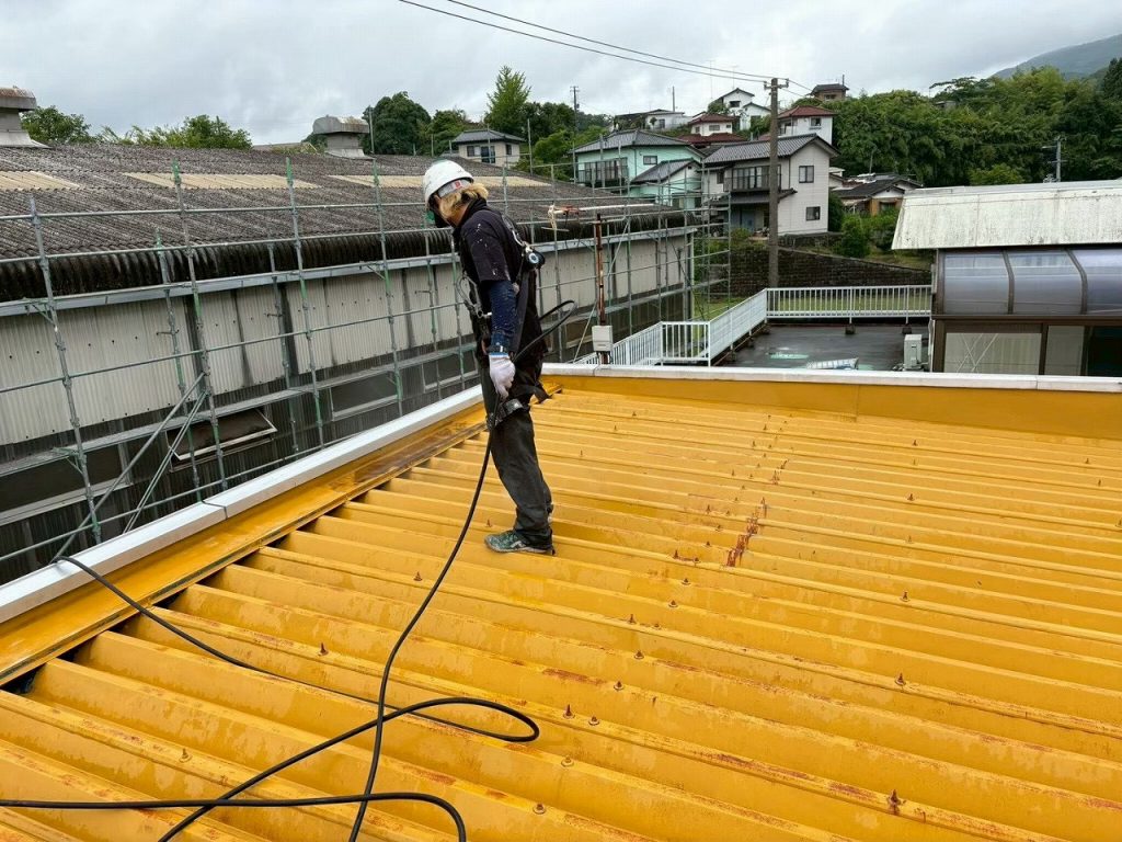 屋根上の施工開始
