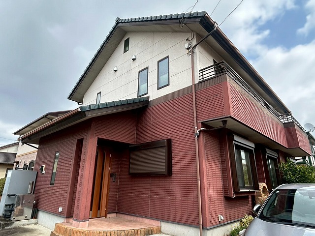 つくば市の2階建て住宅で外壁のひび割れ・コーキング劣化を調査｜防水低下と美観悪化の原因とは？