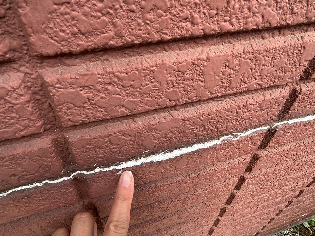 コーキングが劣化して白くなっている写真