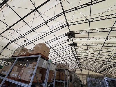 牛久市で確認したテント倉庫屋根の破れと生地劣化による雨漏れ補修の現地調査