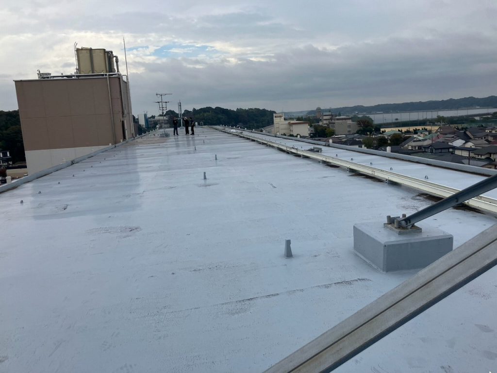 つくば市の防水工事前調査で確認した屋上防水シートの破れや配管まわりの亀裂