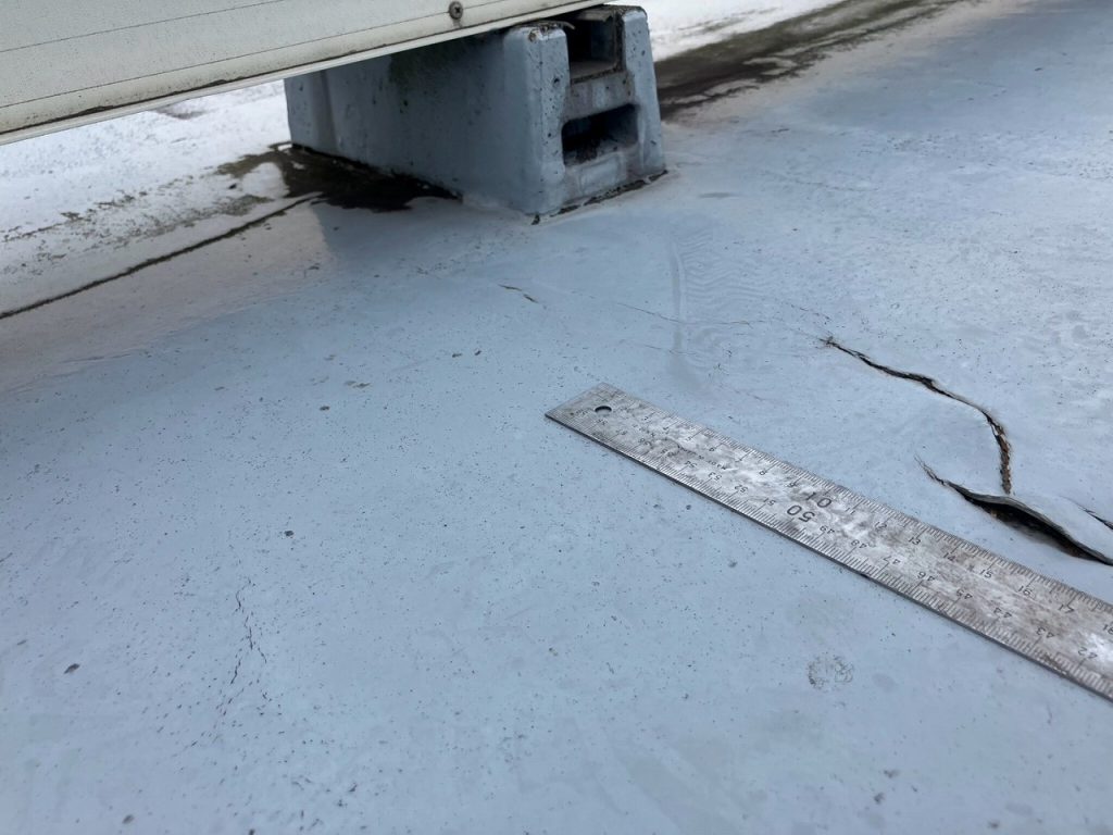 架台近くの防水の裂け