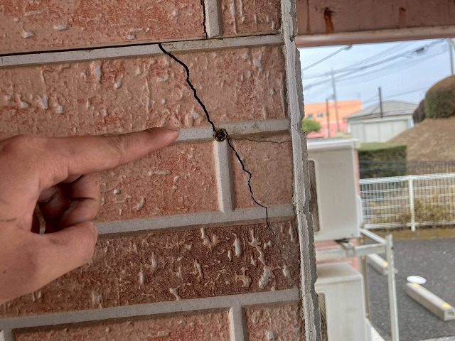 稲敷市アパート 外壁タイルのひび割れと苔の発生を現地調査 雨漏りを防ぐ外装リフォームのご提案