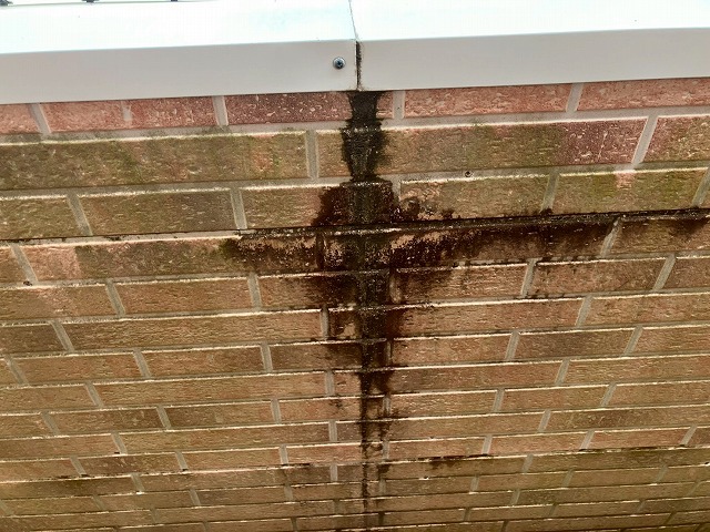 外壁に黒い雨だれがある写真