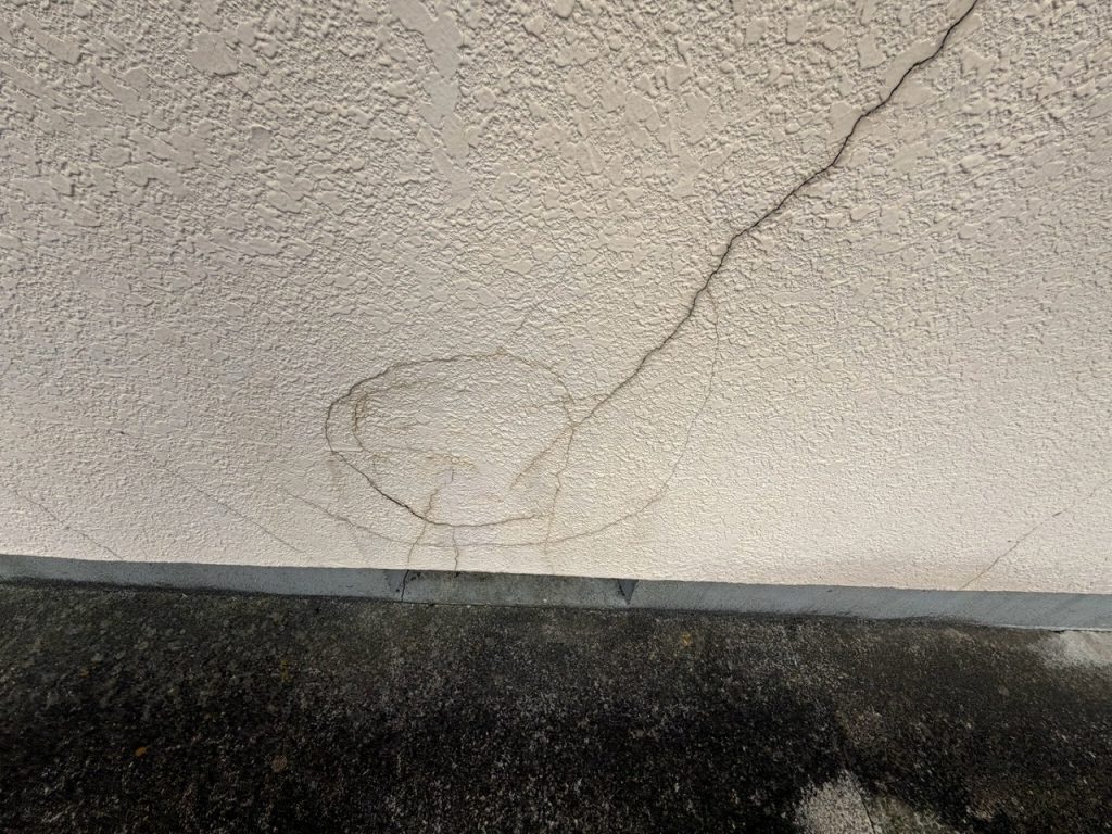 基礎際の外壁クラック