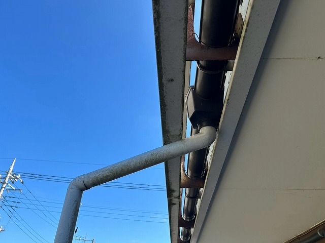 軒先の雨樋と錆びた金具