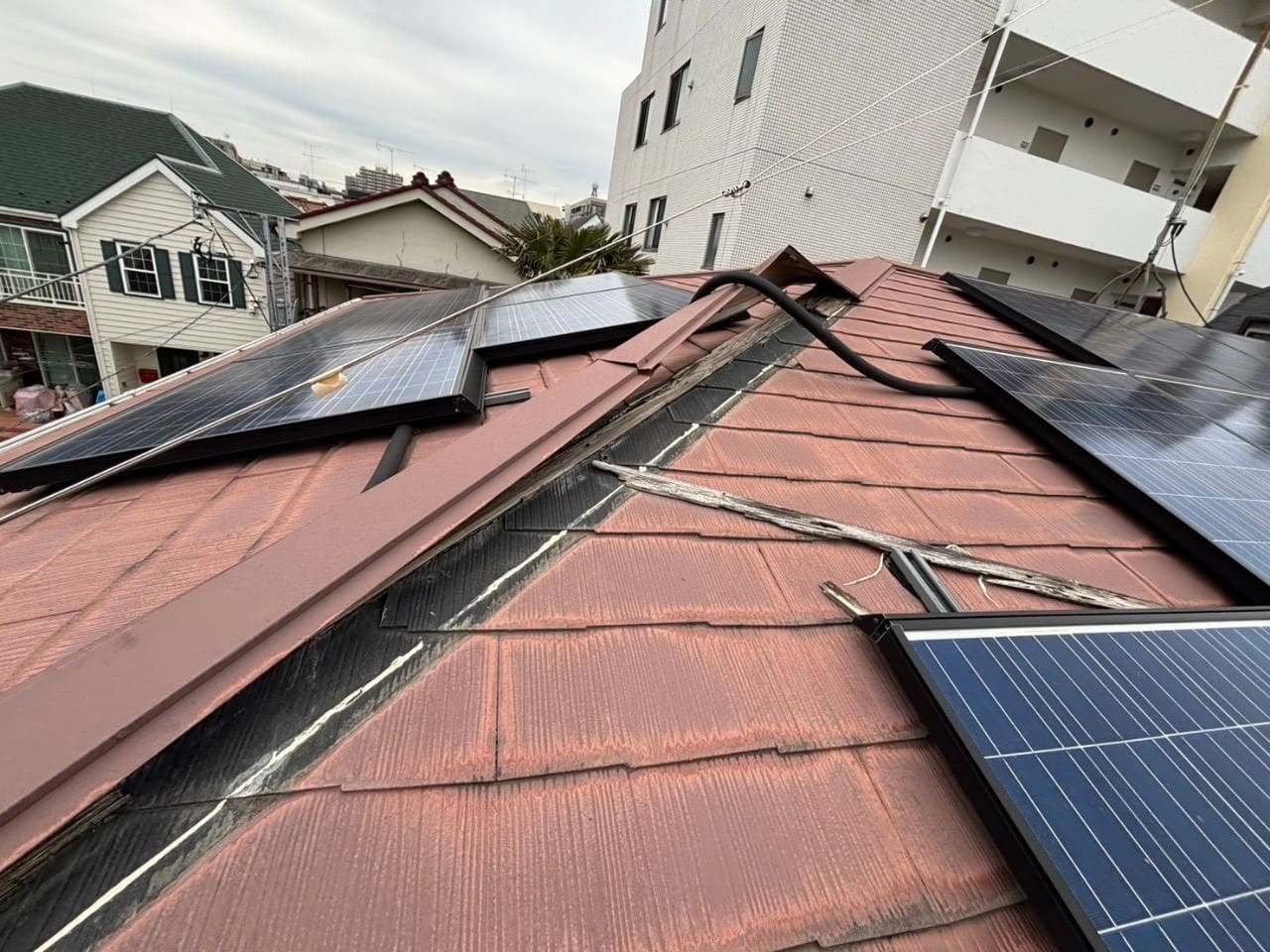 牛久市の太陽光パネル屋根で起きた棟板金浮きと貫板劣化を現地調査から修復まで詳しく解説