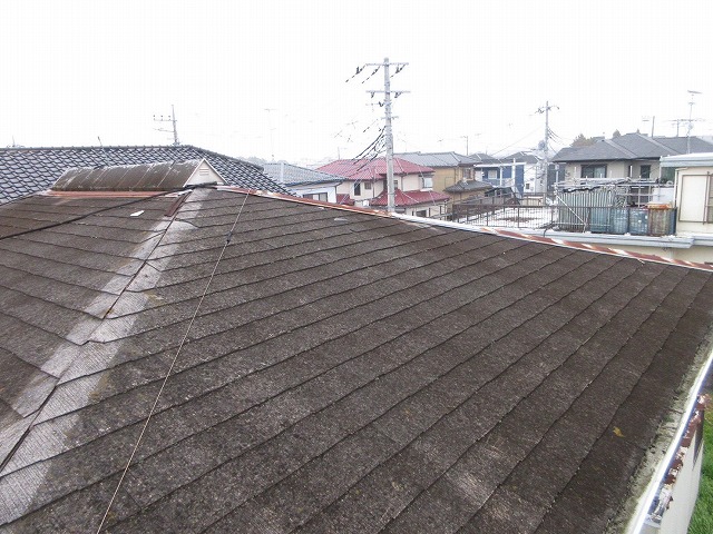 土浦市で木造2階建て住宅の屋根を現地調査　色あせ・苔・排水不良を確認し屋根リフォームをご提案