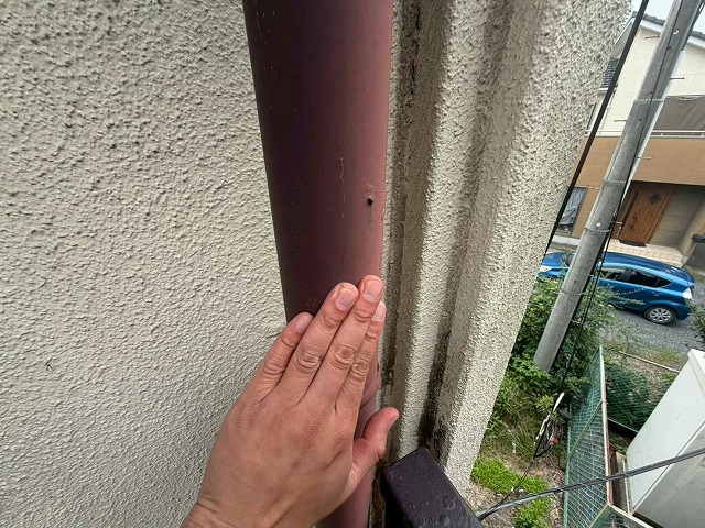 縦樋の小さな穴あき