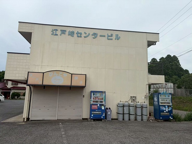 稲敷市の外壁修繕調査で確認したひび割れ外壁と色あせた雨樋、苔が広がる共用通路の傷み