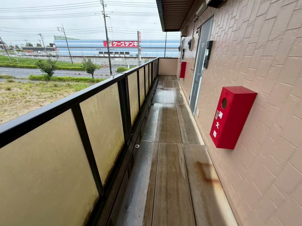 濡れた共用通路床