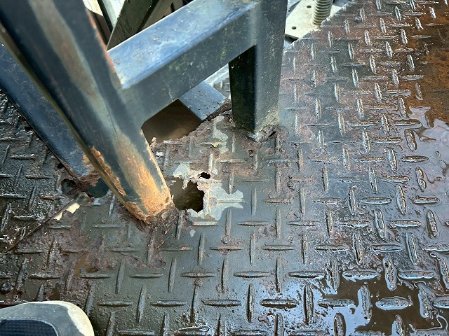 水戸市で3階建て戸建ての鉄骨階段に穴あき腐食　踏み抜きの危険から鉄骨改修リフォームをご提案した現地調査事例