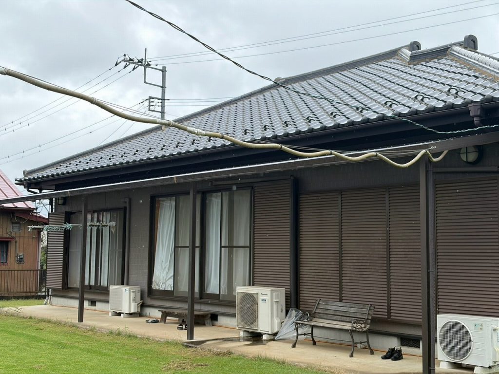 軒先が長い瓦屋根外観