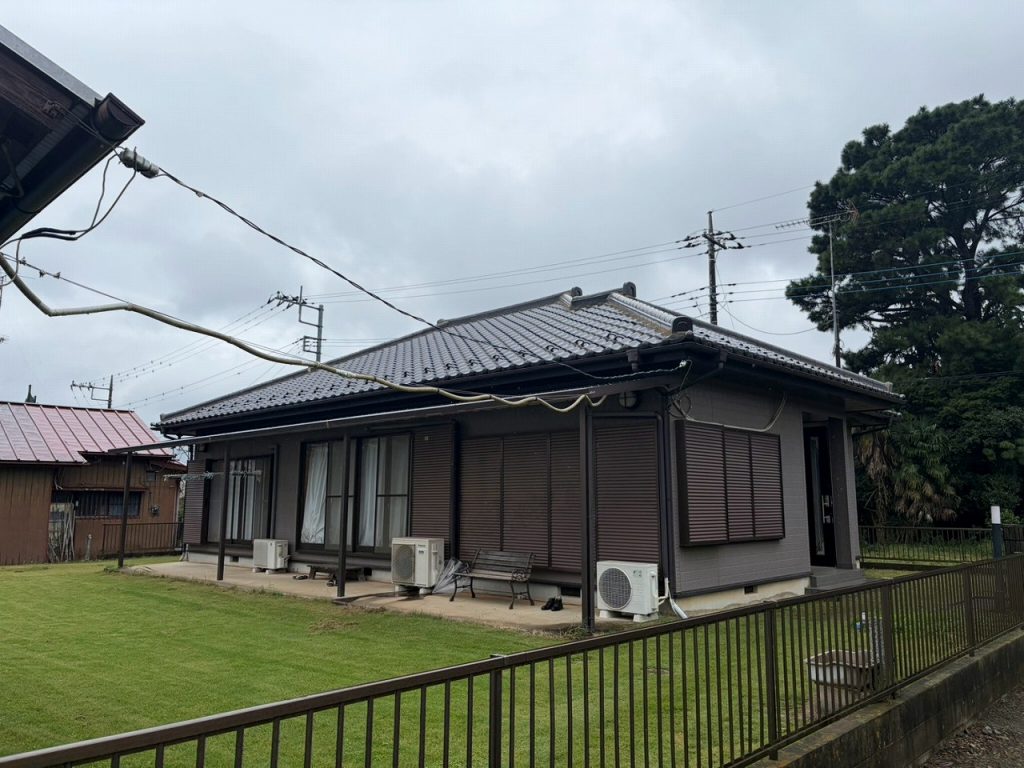 龍ケ崎市で屋根の雨漏れ調査、野地板の濡れ跡と天井裏の染みを確認した瓦屋根住宅