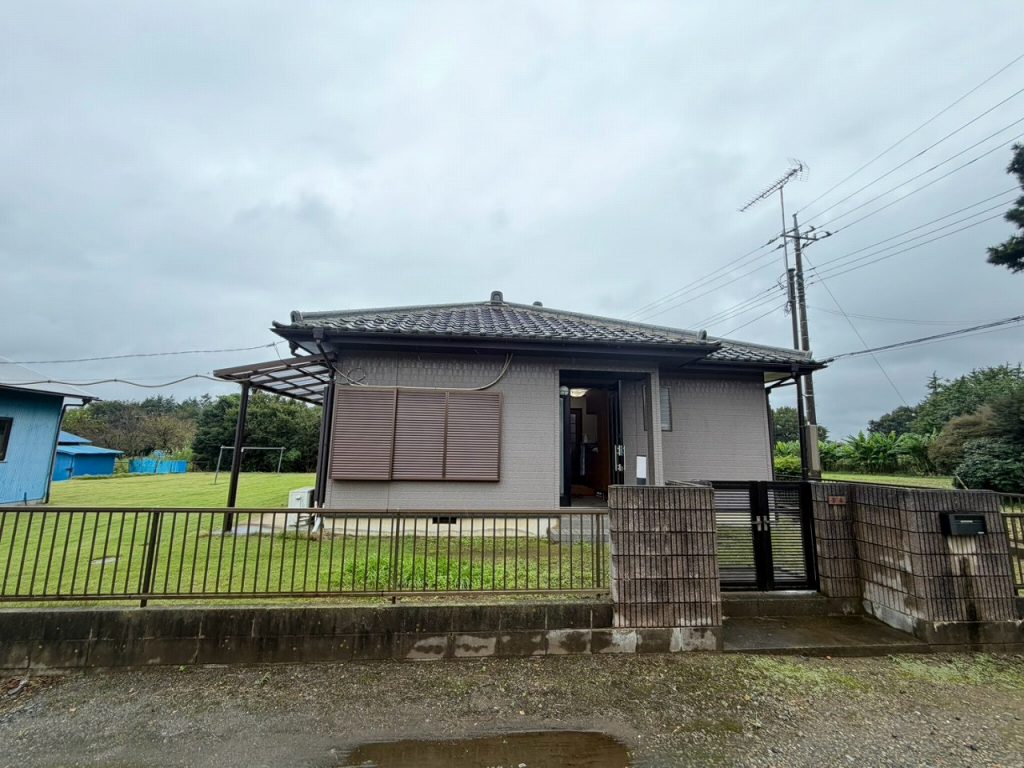 玄関側から見た建物全景