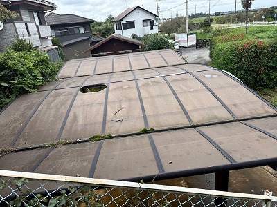 屋根上の穴あき状況