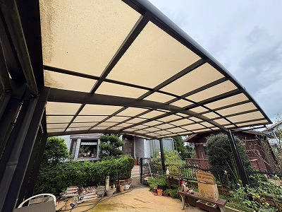 龍ケ崎市で雹被害により穴とひび割れが生じたカーポートのポリカ屋根を現地調査
