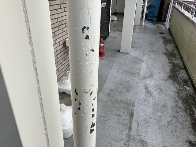 柱の塗膜剥がれ