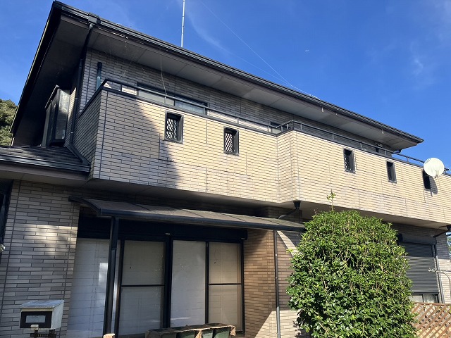 行方市で外壁修繕の現地調査、外壁の汚れ筋・ひび割れ・軒天剥がれと木部腐食を確認