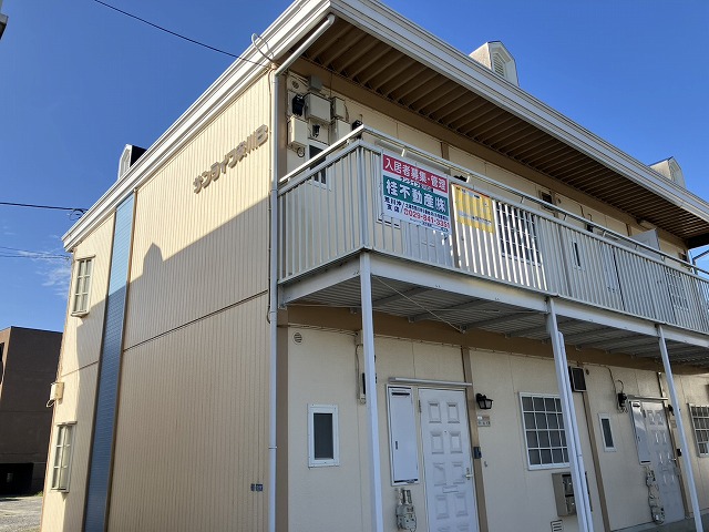 土浦市で外壁修繕の現地調査、チョーキングや苔の付着、ひび割れと塗膜剥がれを確認