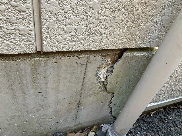 基礎の欠けと大きな割れ