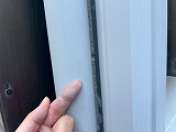 サッシ脇の隙間