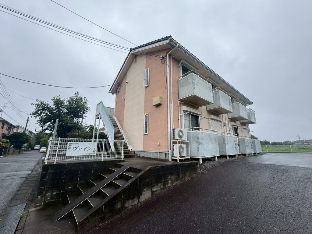 龍ヶ崎市で外壁塗装前の調査、目地の隙間や外壁欠け、鉄骨階段の汚れを確認