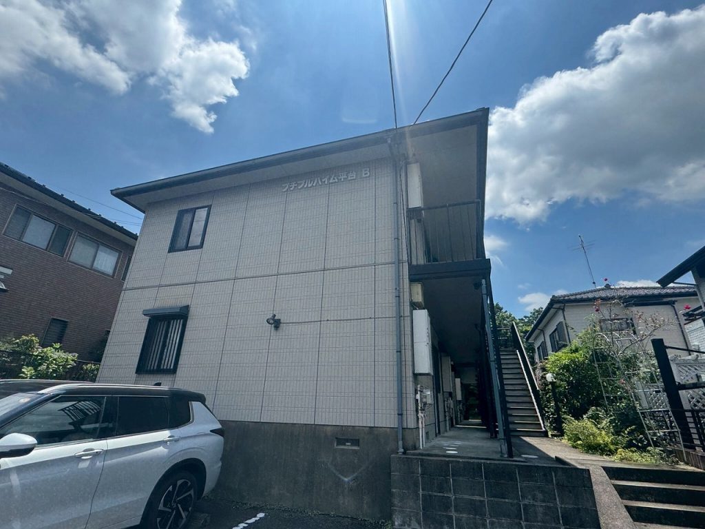龍ケ崎市で外壁塗装前に調査した外壁の色あせと階段床のひび割れ