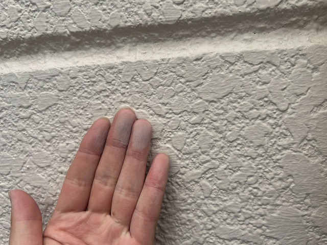 龍ケ崎市で外壁塗装前に確認した外壁のひび割れと破風板の塗膜剥がれ、手すりの錆が進む住宅調査