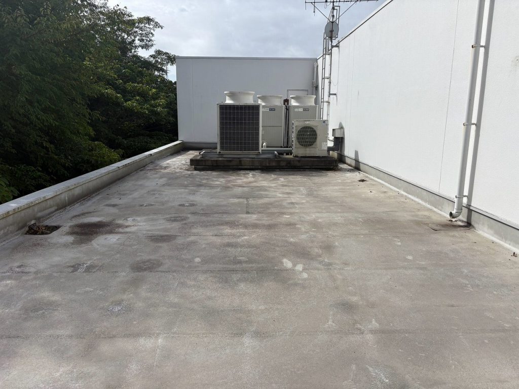 劣化した屋上防水面
