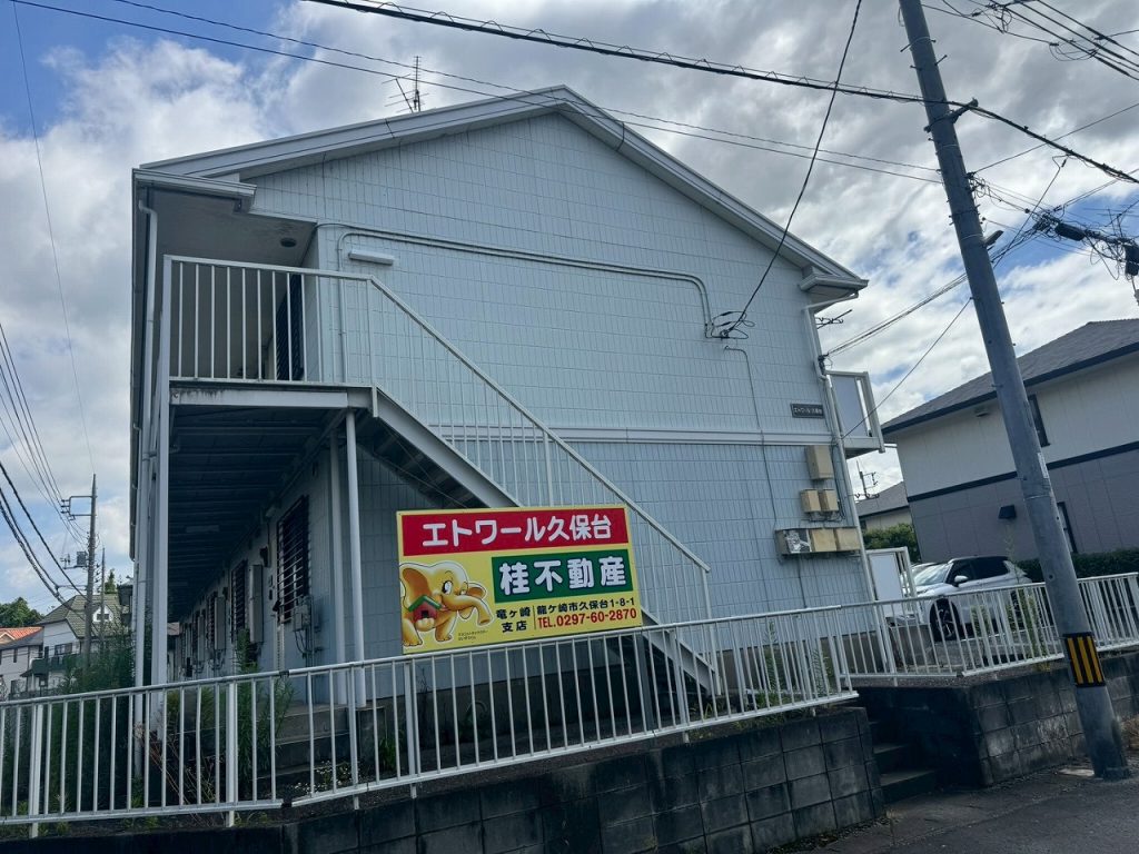 龍ケ崎市で外壁塗装前に調査、軒天の汚れやベランダ床の劣化、外壁のチョーキングを確認