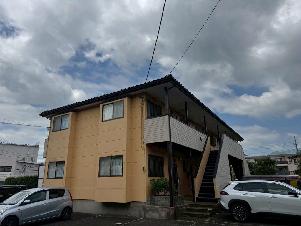 龍ケ崎市で外壁塗装前に調査したチョーキングやひび割れ、鉄部の色あせが進んだ建物の状態