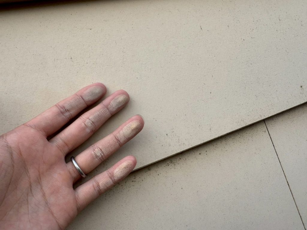 外壁のチョーキング確認