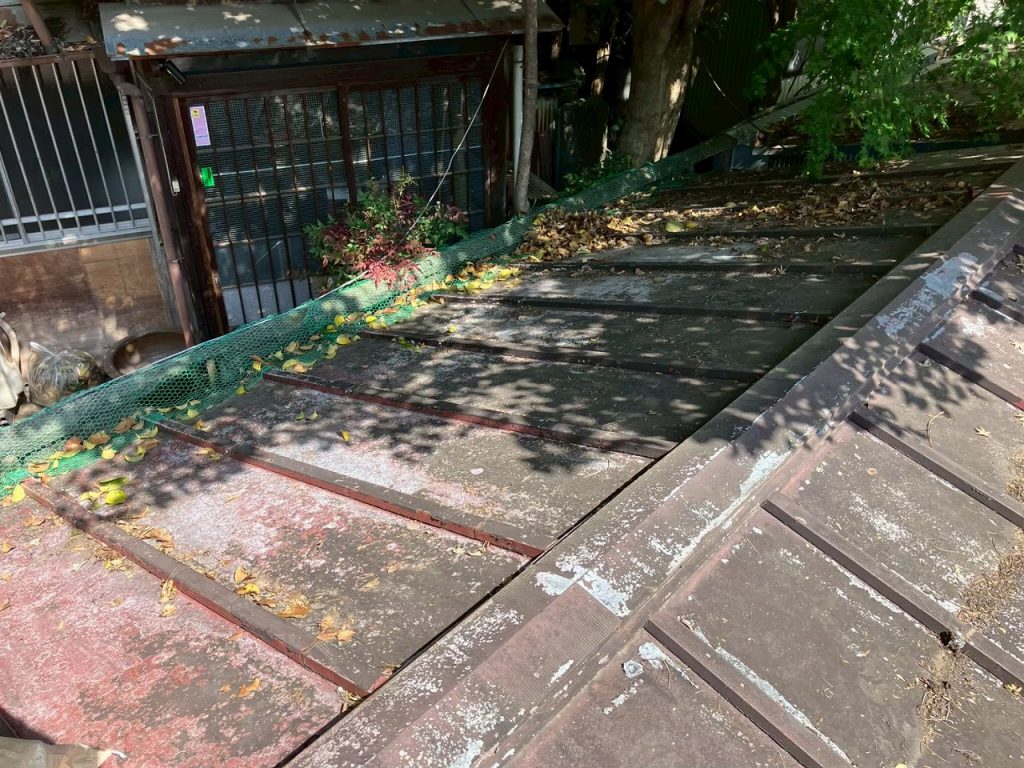 落ち葉が溜まった屋根端部