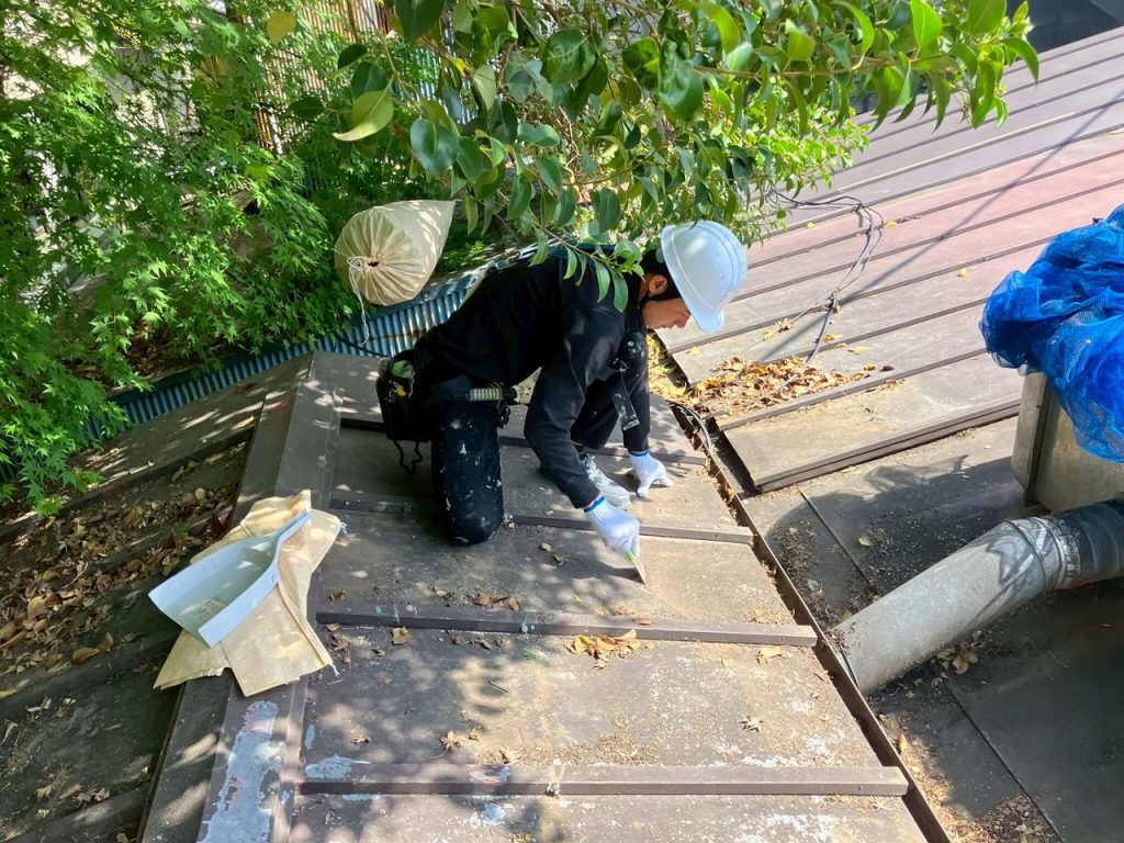 屋根表面の清掃作業