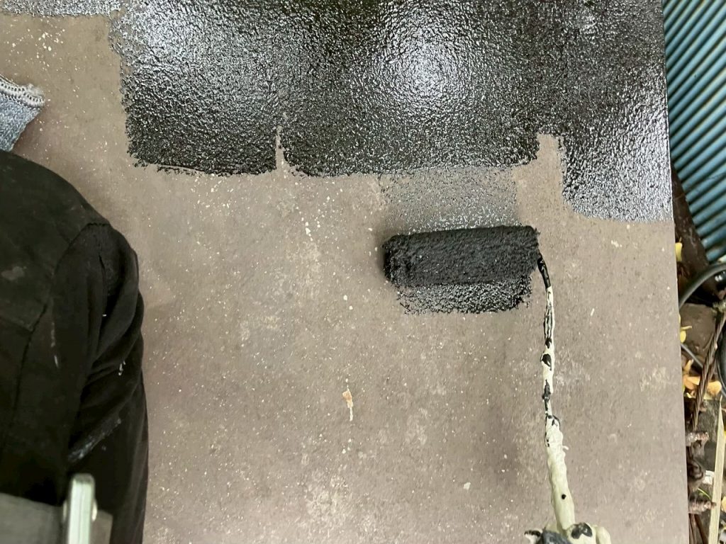 屋根の下塗り作業