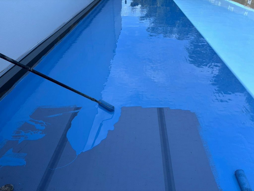 液状防水材の塗布