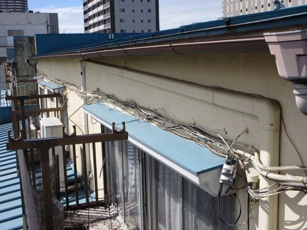 軒先外壁と配線