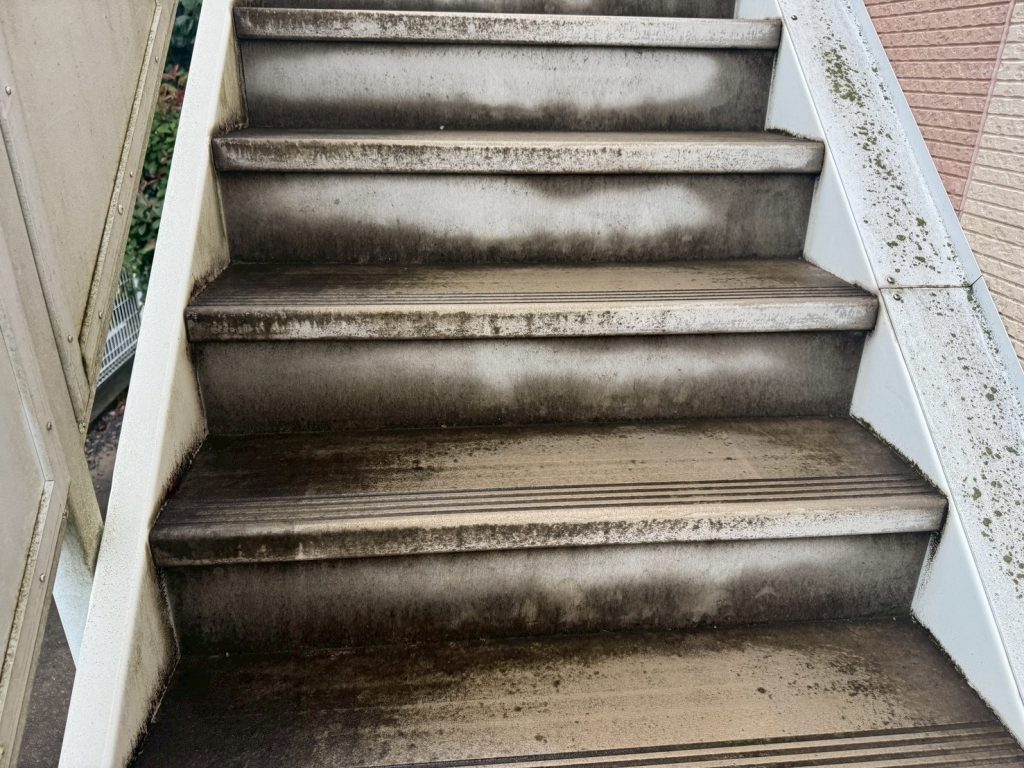 汚れた共用階段