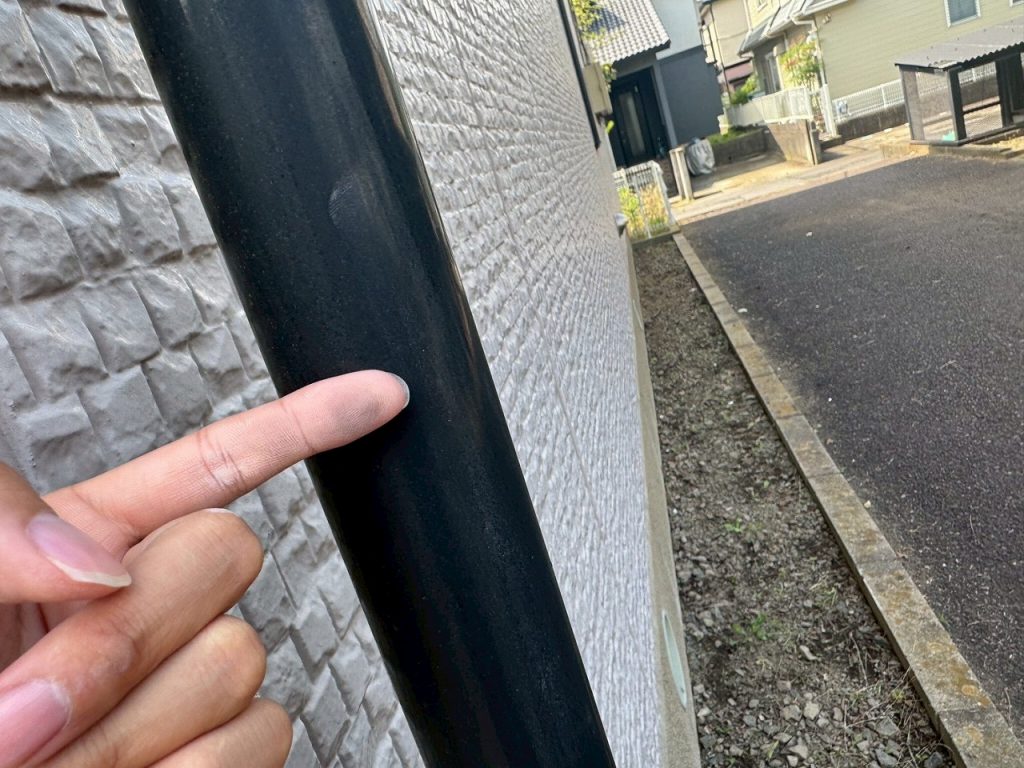 艶が落ちた雨樋