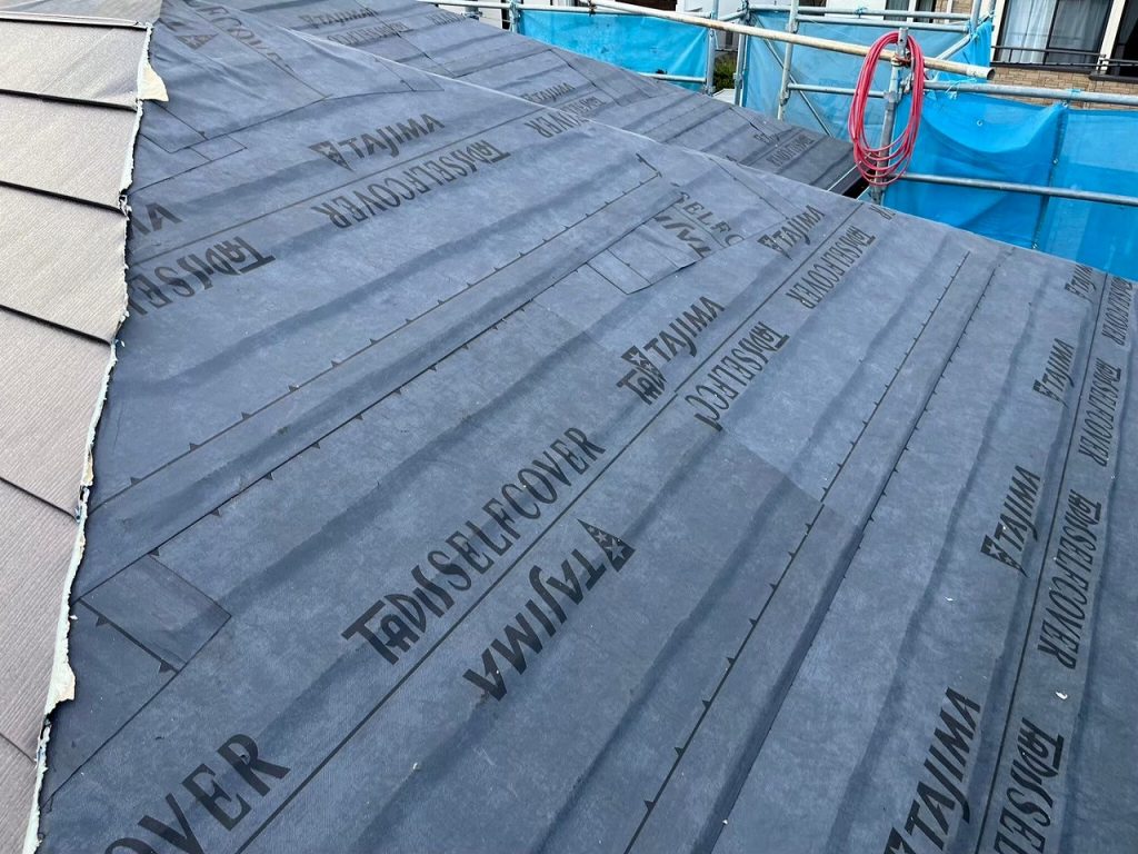 屋根防水紙の敷設