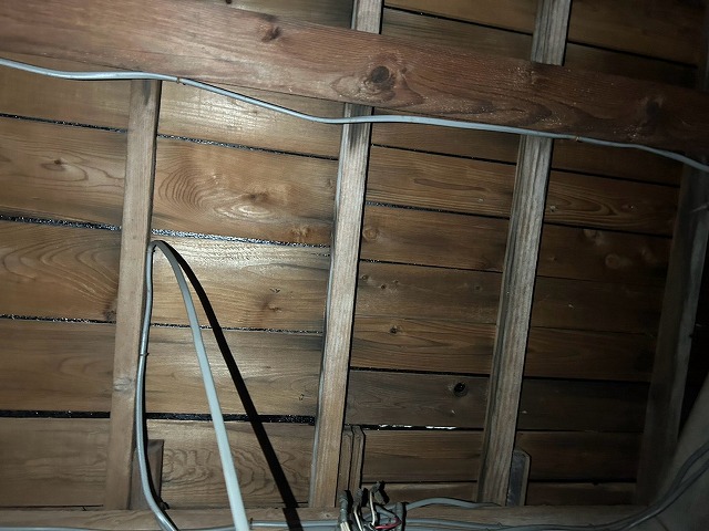 小屋裏木部の変色
