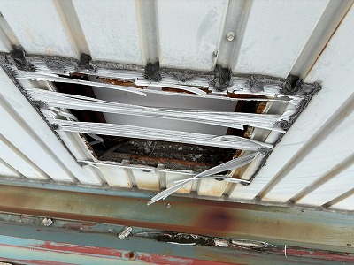 破損した明かり取り屋根