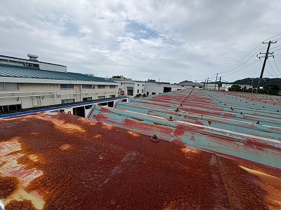 赤錆が広がる工場屋根