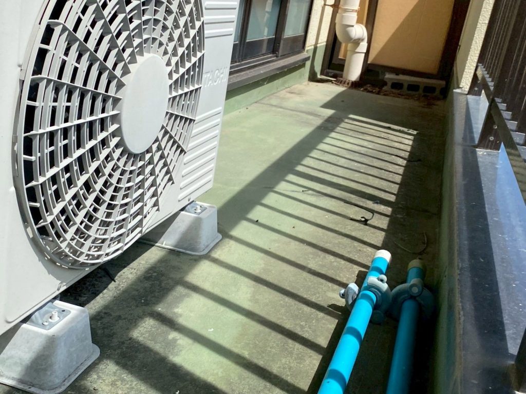 汚れたベランダ床