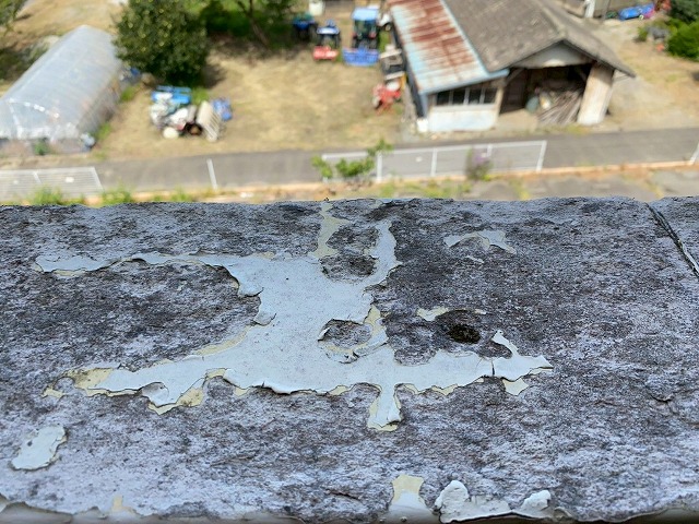 表面塗膜の広範囲な剥離を確認