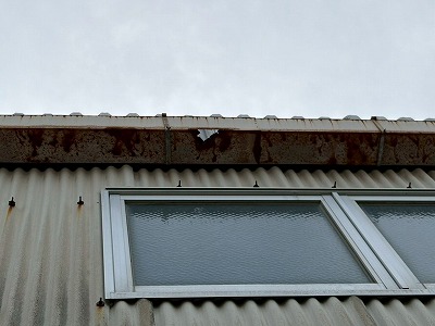 龍ケ崎市の工場で外壁と窓まわりに錆び・塗膜剥がれ・隙間を確認した現地調査