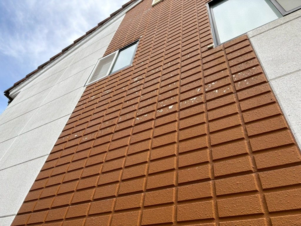 龍ケ崎市でアパート外壁塗装前に確認した塗膜剥がれや汚れ、屋根の色あせ調査