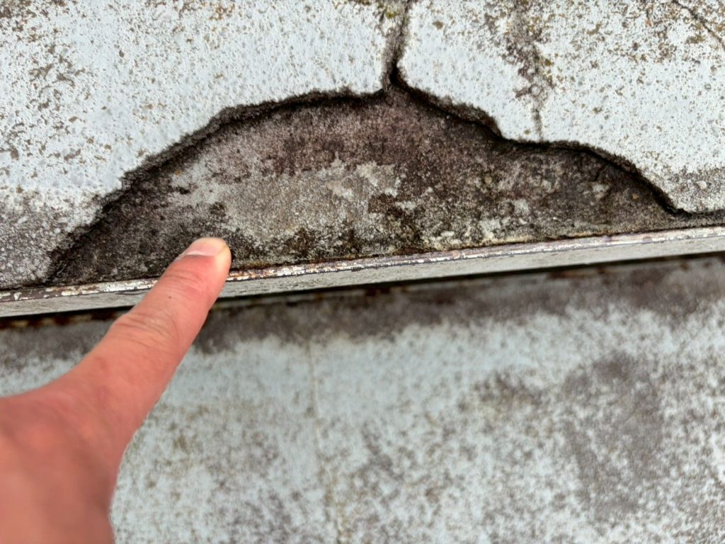龍ケ崎市でアパート外壁塗装と屋根調査、鉄部の塗膜剥離や屋根継ぎ目の劣化を確認