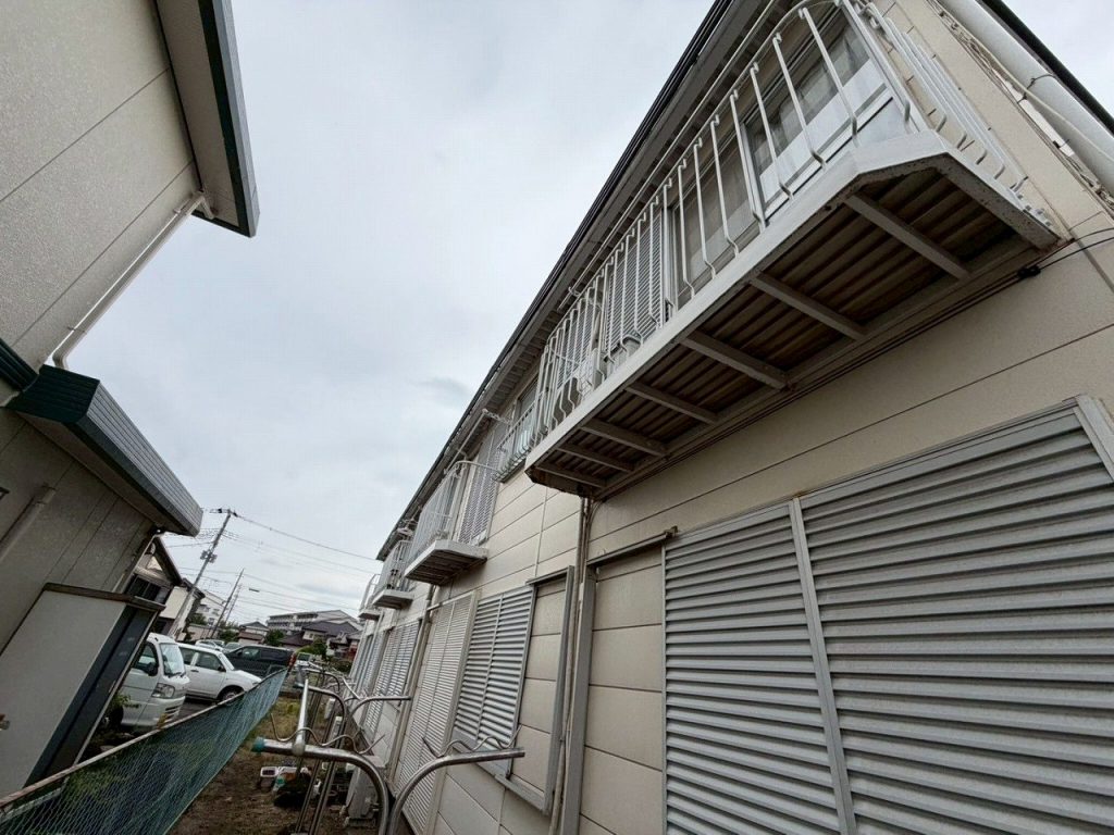 龍ケ崎市で鉄骨腐食を調査　屋根シーリング劣化と階段・廊下裏の錆びが進んだ建物の現地確認